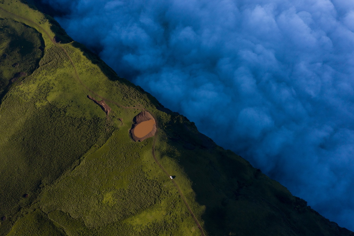這是在龍頭山山頂拍攝的日出時分的雲海（7月7日攝，無人機照片）。