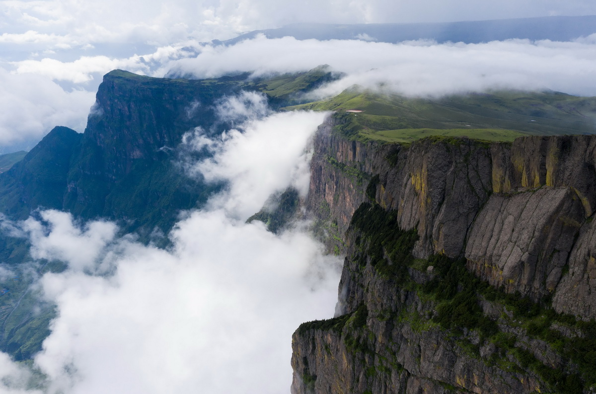 雲霧纏繞在龍頭山山腰（7月6日攝，無人機照片）。
