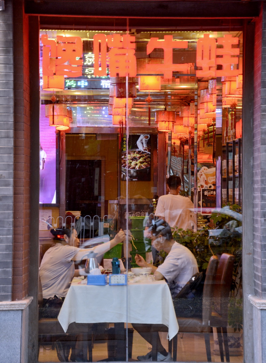 市民在东城区簋街的饭馆就餐（7月6日摄）。