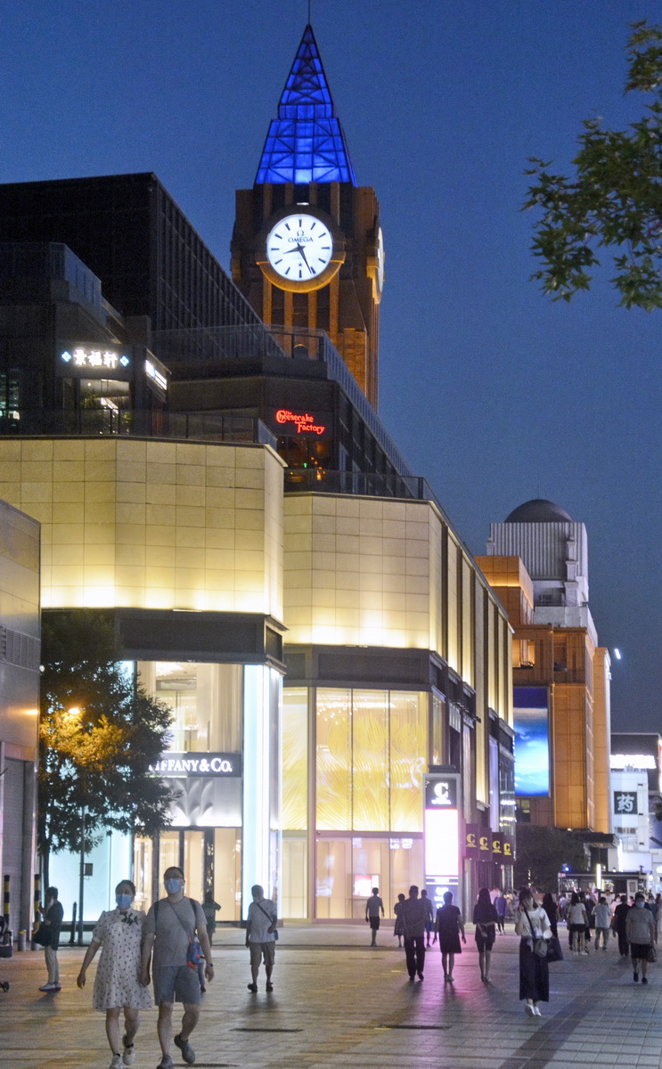 市民夜游王府井商业街（7月6日摄）。