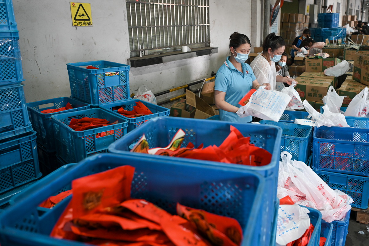 7月7日，工作人員在無錫天鵬食品城內的一處倉庫分配保供套餐。