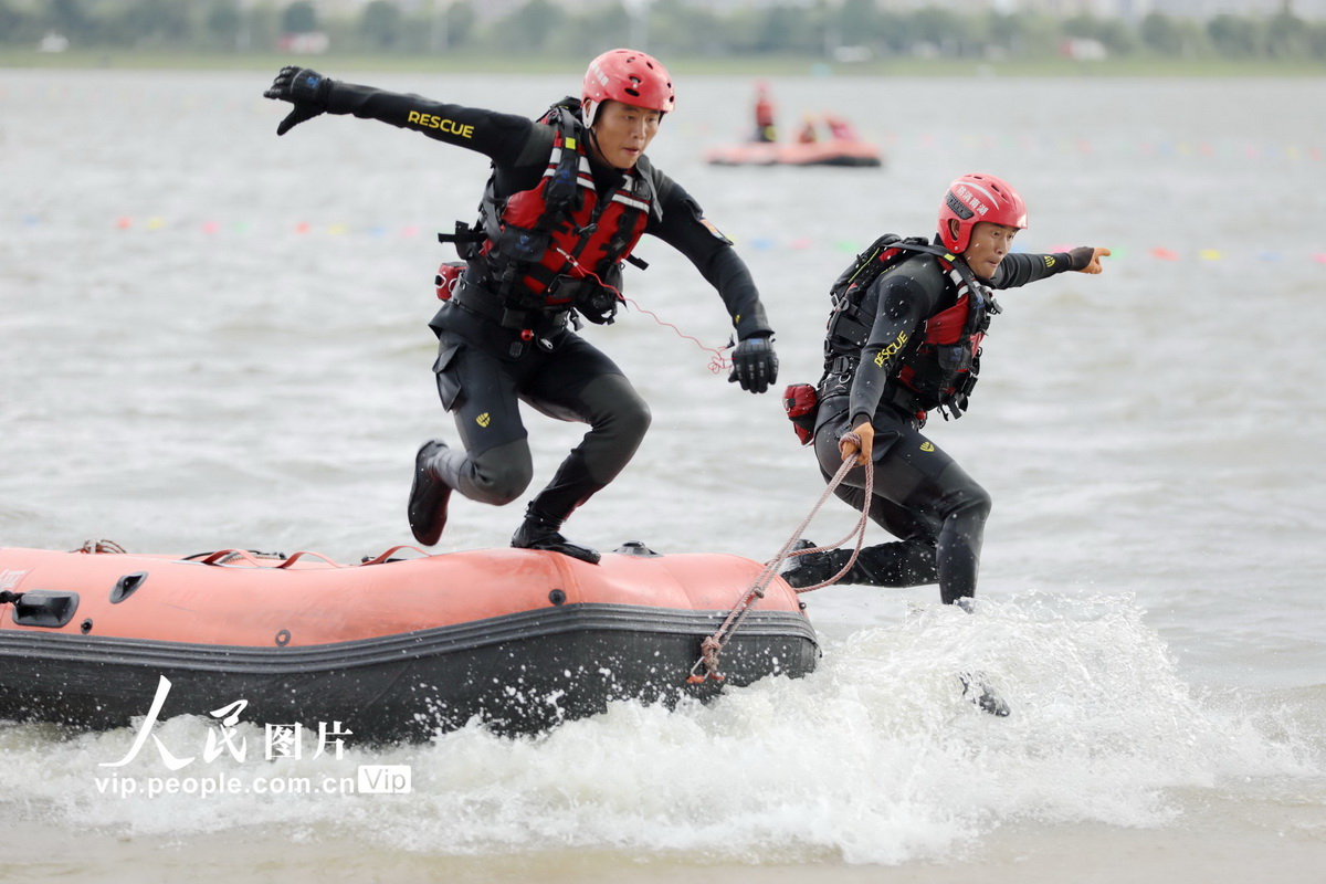 2022年7月7日，湖南省消防救援总队水域救援技术交流赛在常德柳叶湖举行。图为消防员在抢滩登陆项目比赛中展开快速救援。