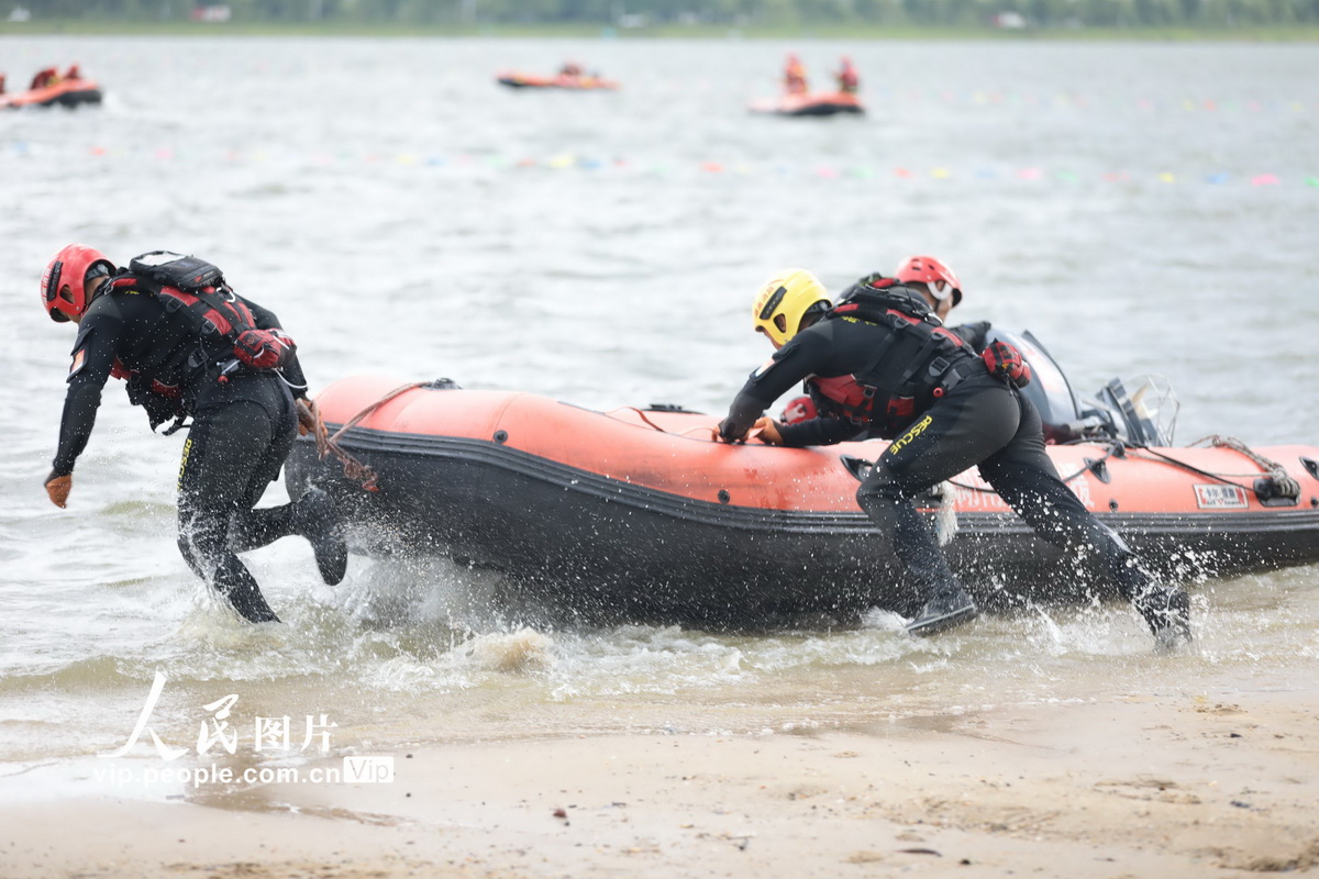 2022年7月7日，湖南省消防救援總隊水域救援技術交流賽在常德柳葉湖舉行。圖為消防員在浪遏飛舟項目比賽中將舟艇拖拽入水。