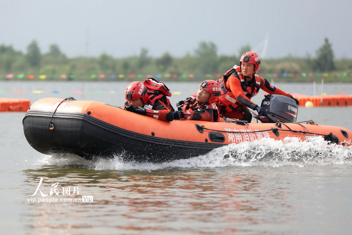 2022年7月7日，湖南省消防救援總隊水域救援技術交流賽在常德柳葉湖舉行。圖為消防員在比賽中向救援目標精准靠近。
