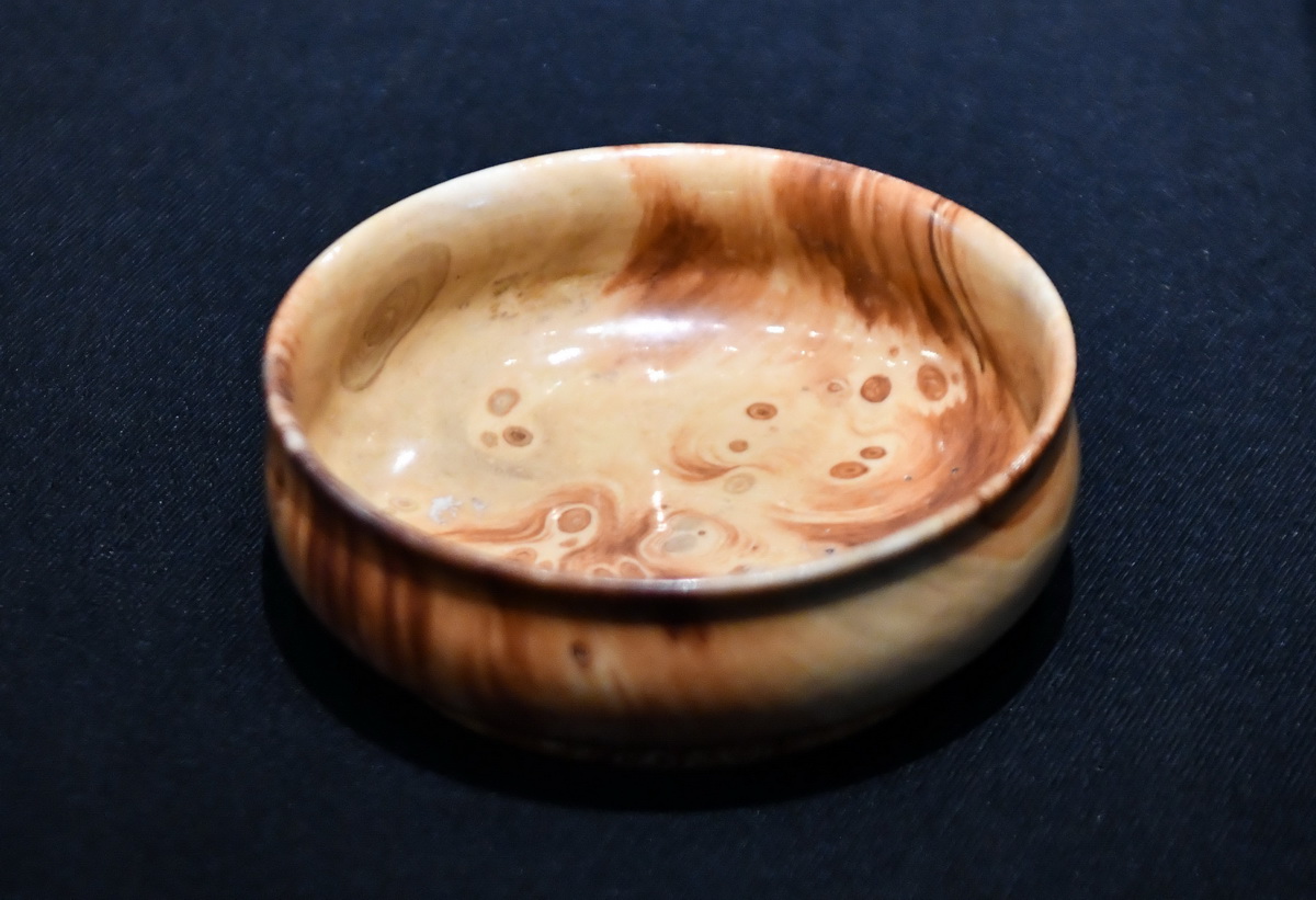 這是7月8日拍攝的西藏博物館新館展品——清乾隆時期的仿木紋釉碗。