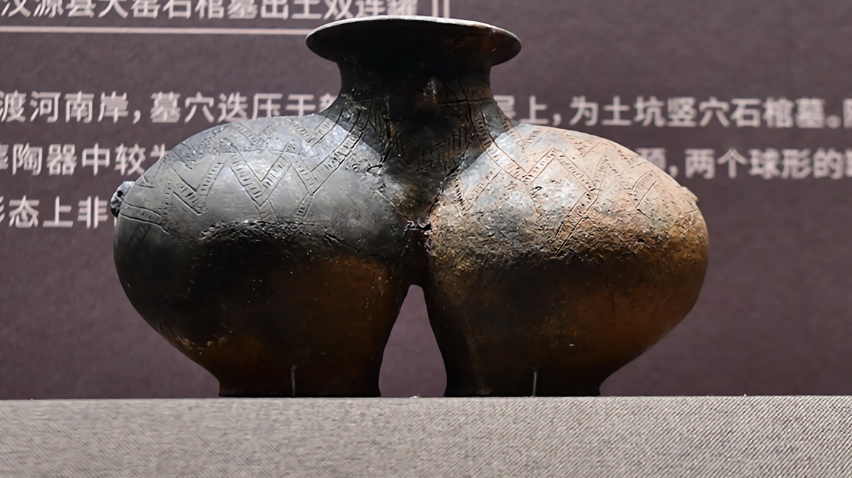 這是6月29日拍攝的西藏博物館收藏的雙體陶罐。該陶罐出土於西藏昌都卡若遺址，是新石器時代西藏陶器的代表作。