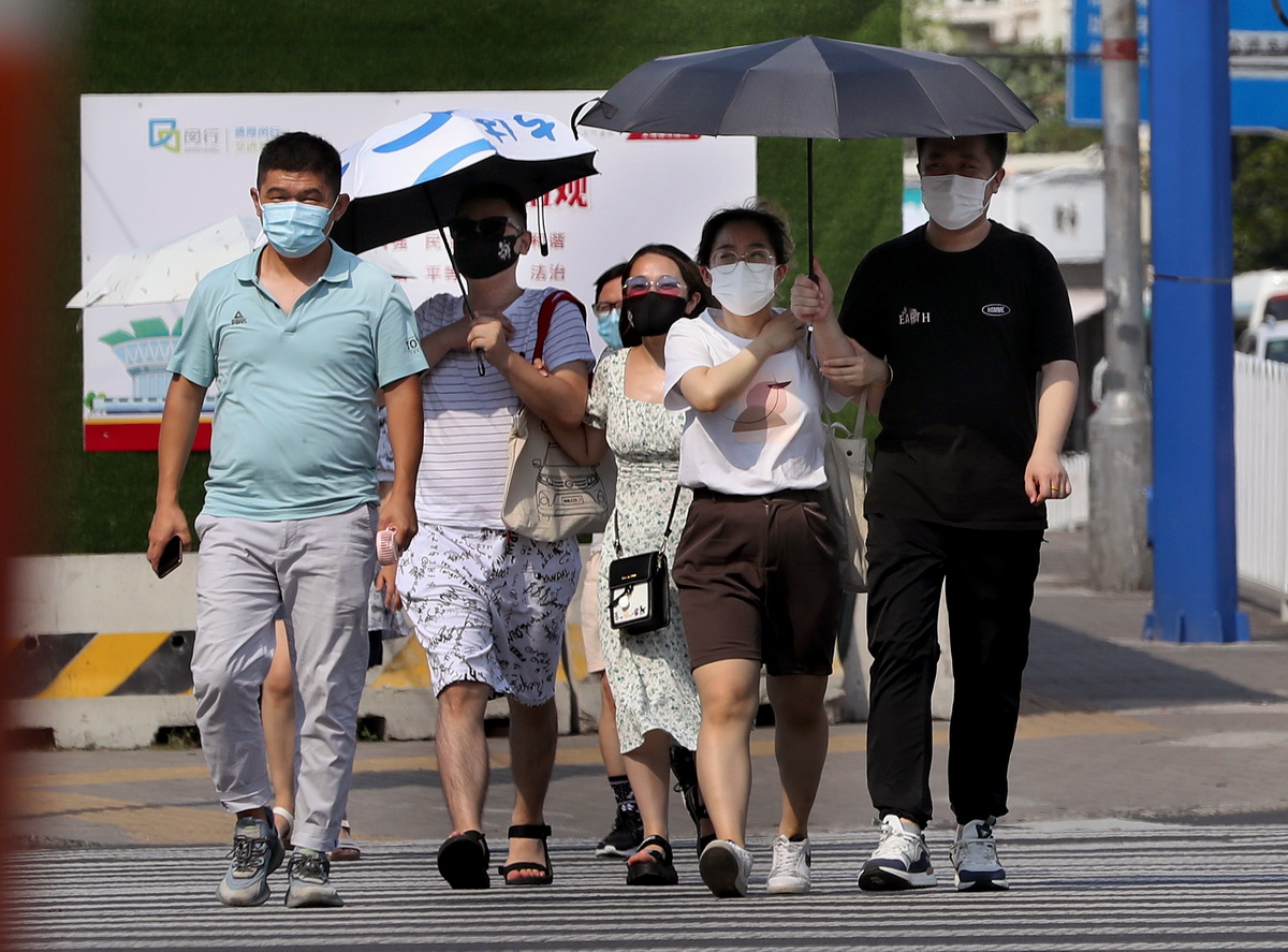 7月10日，在上海市閔行區，行人在烈日下行走。