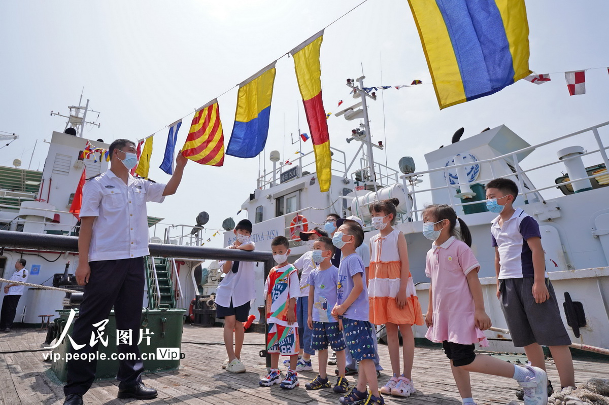 2022年7月11日，工作人員為孩子們講解國際海事信號旗。