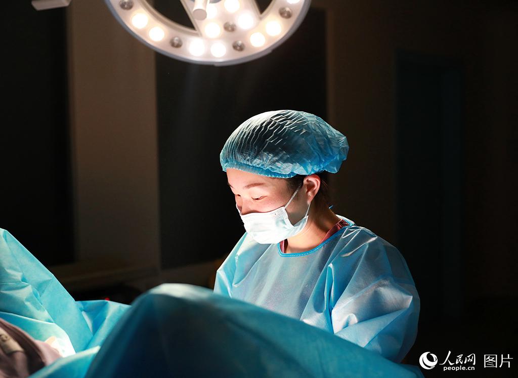 2022年1月31日，除夕之夜，安徽省阜陽市人民醫院產科護士姜萍進入產房，為即將臨產的產婦做檢查。