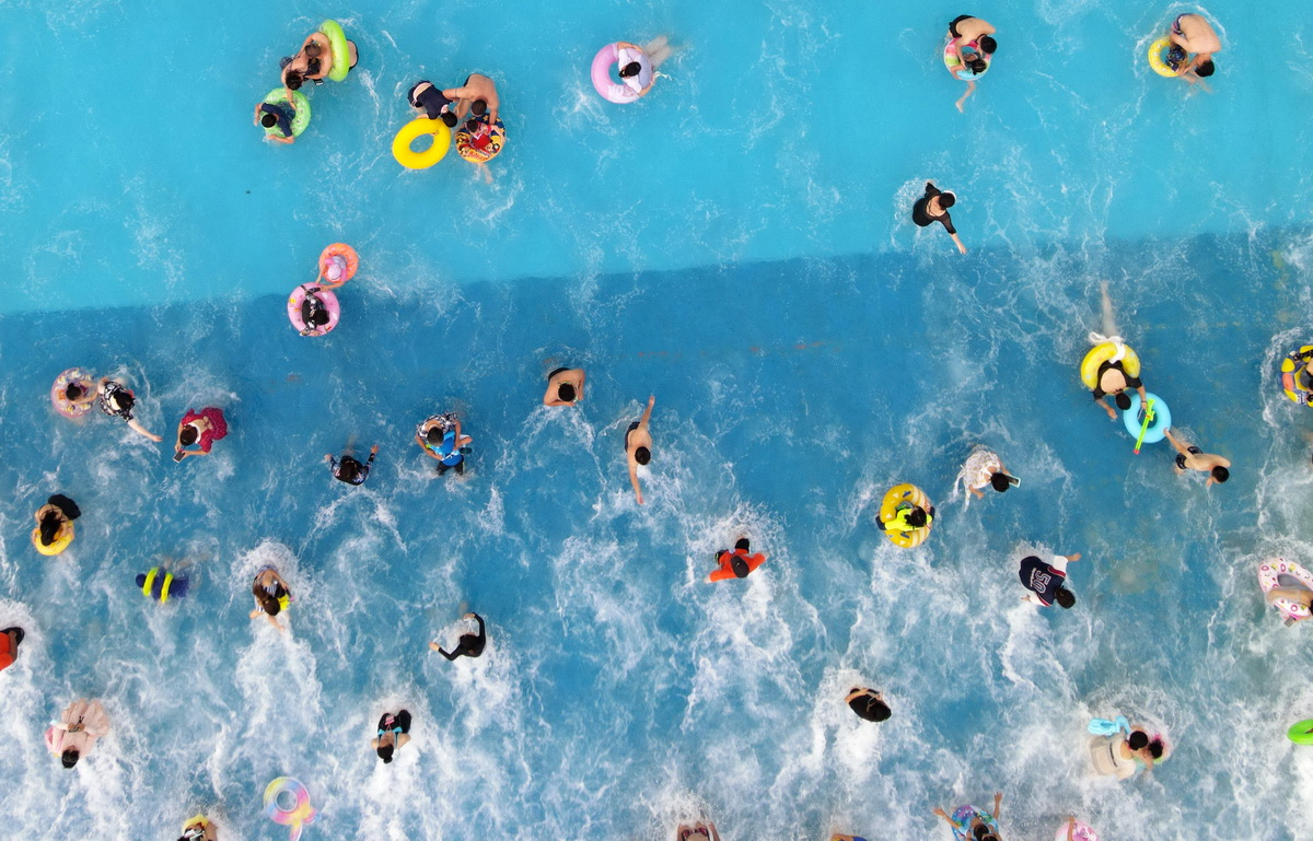 7月12日，在江苏省扬州市水上乐园，游客在戏水纳凉（无人机照片）。新华社发（孟德龙 摄）