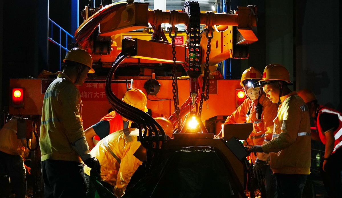 7��12�գ��й���·�Ϻ��ּ������޹�˾������Ա���ڴ�ʤ�س��������϶Ը�����·�������ά�ޡ��»��緢����Ρ �㣩