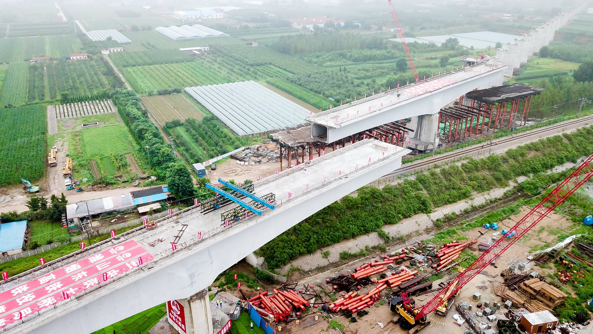 7月13日，在山东省龙口市，中铁大桥局的工作人员在对潍烟高铁跨龙烟铁路126米连续梁双“T”构进行同时转体作业（无人机照片）。