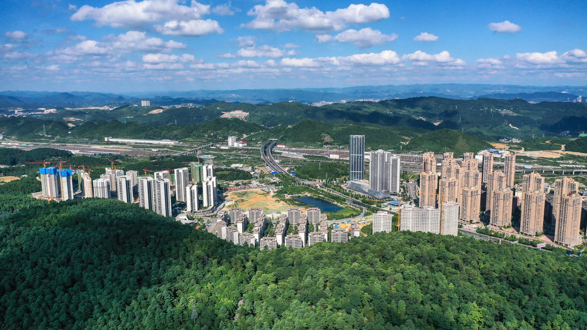 ����7��12������Ĺ����г�������Ҽ�ɭ�ֹ�԰һ�ǣ������빫԰����Ϊһ�壨���˻���Ƭ����