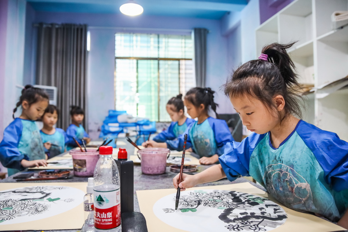 7��13�գ��ں���ʡ��������ɽ��һ����ѧУ��С�����ڻ�ˮī�����»��緢�������㣩