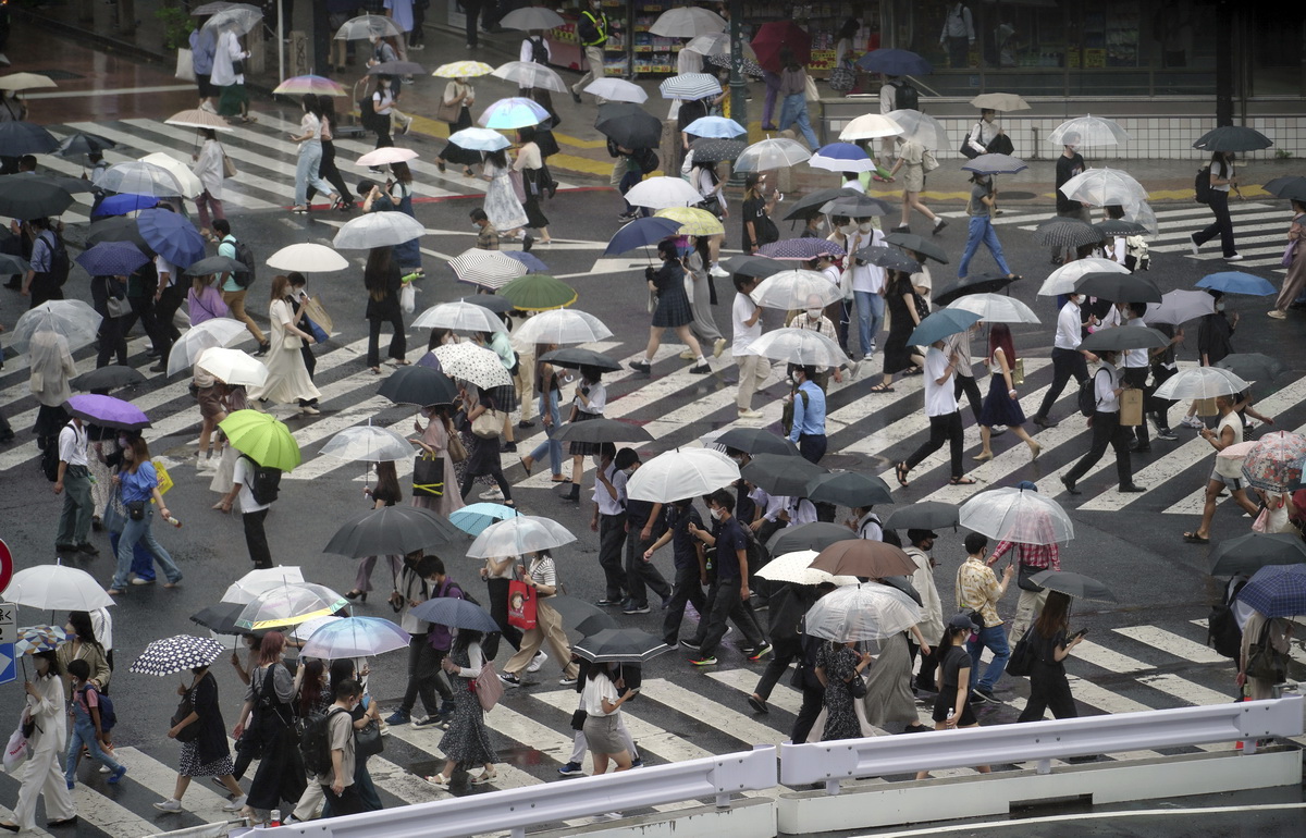 7月14日，人们走在日本东京涩谷街头。
