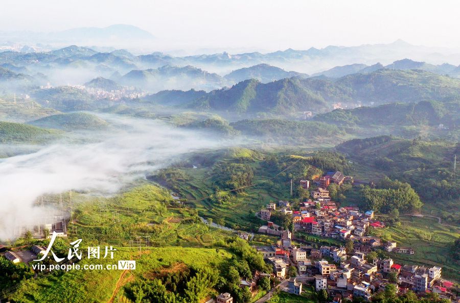 2022年7月14日，湖南省郴州市嘉禾县袁家镇现云雾景观，山峰、公路、村庄若隐若现，如同仙境一般，美不胜收。