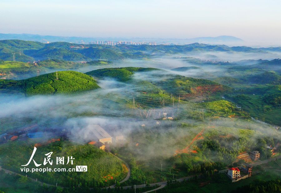 2022年7月14日，湖南省郴州市嘉禾县袁家镇现云雾景观，山峰、公路、村庄若隐若现，如同仙境一般，美不胜收。