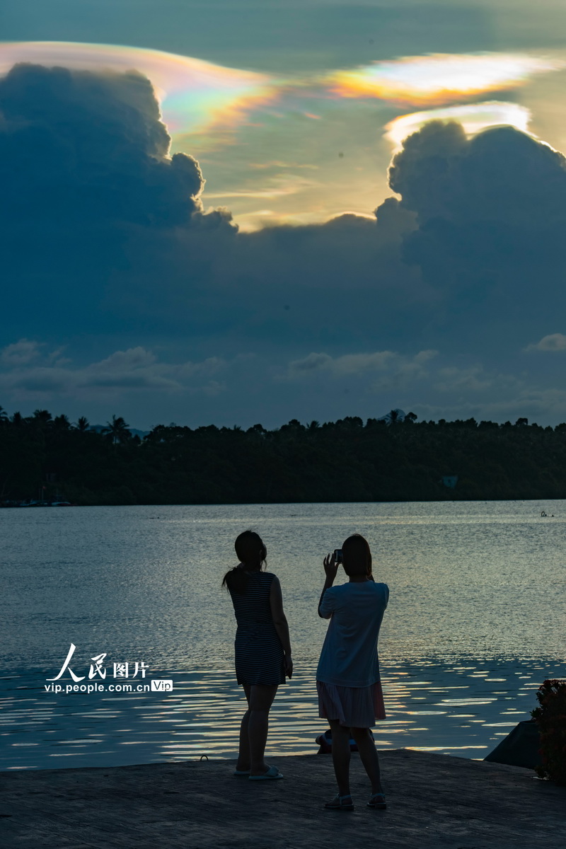 2022年7月15日，游客在万泉河游览区观赏落日美景。