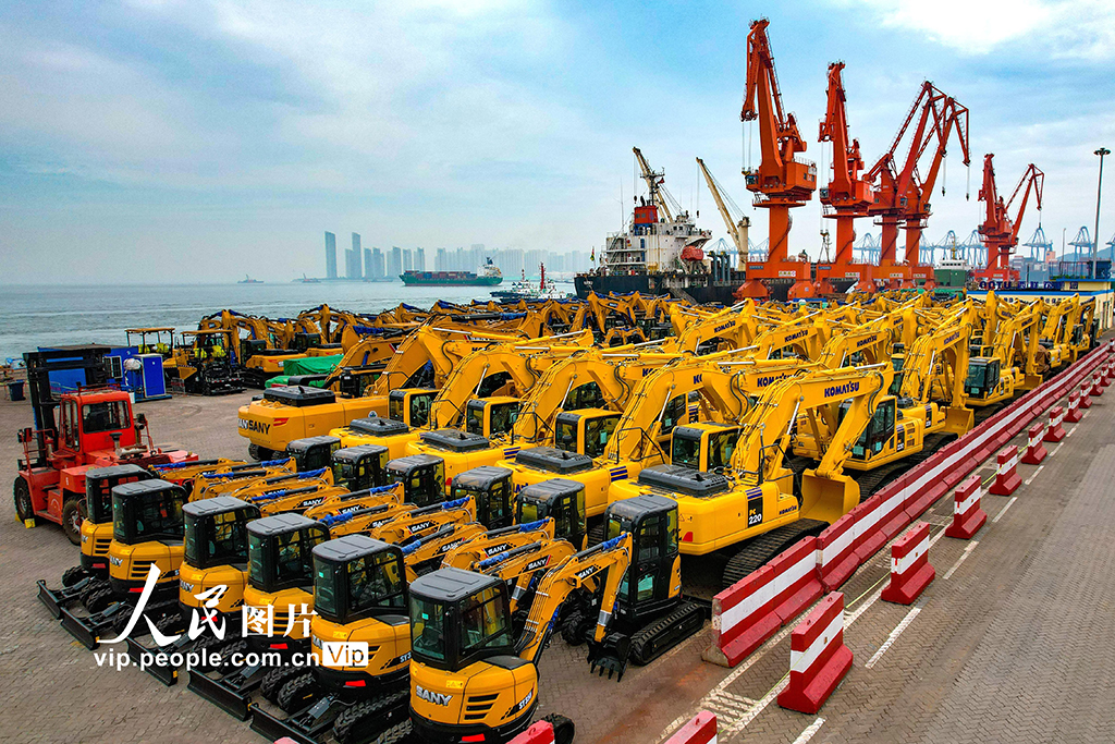 山东青岛：中国工程车辆出口海外