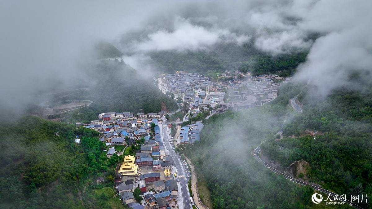 7月17日，四川省阿壩藏族羌族自治州九寨溝縣，群山環繞的中查村。