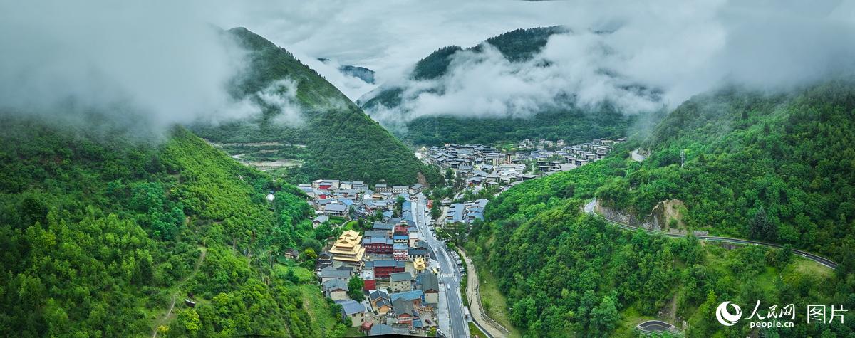 7月17日，四川省阿壩藏族羌族自治州九寨溝縣，群山環繞的中查村。