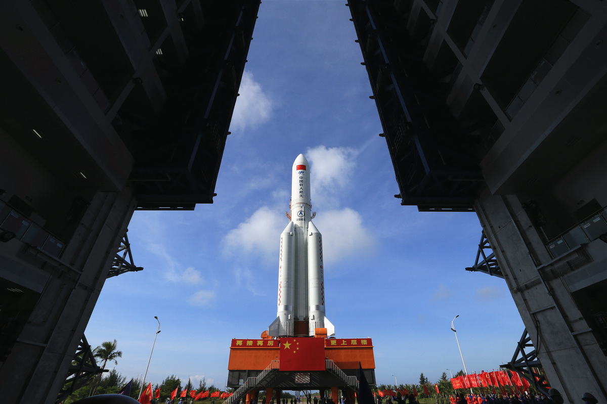 7月18日，問天實驗艙與長征五號B遙三運載火箭組合體在轉運途中。