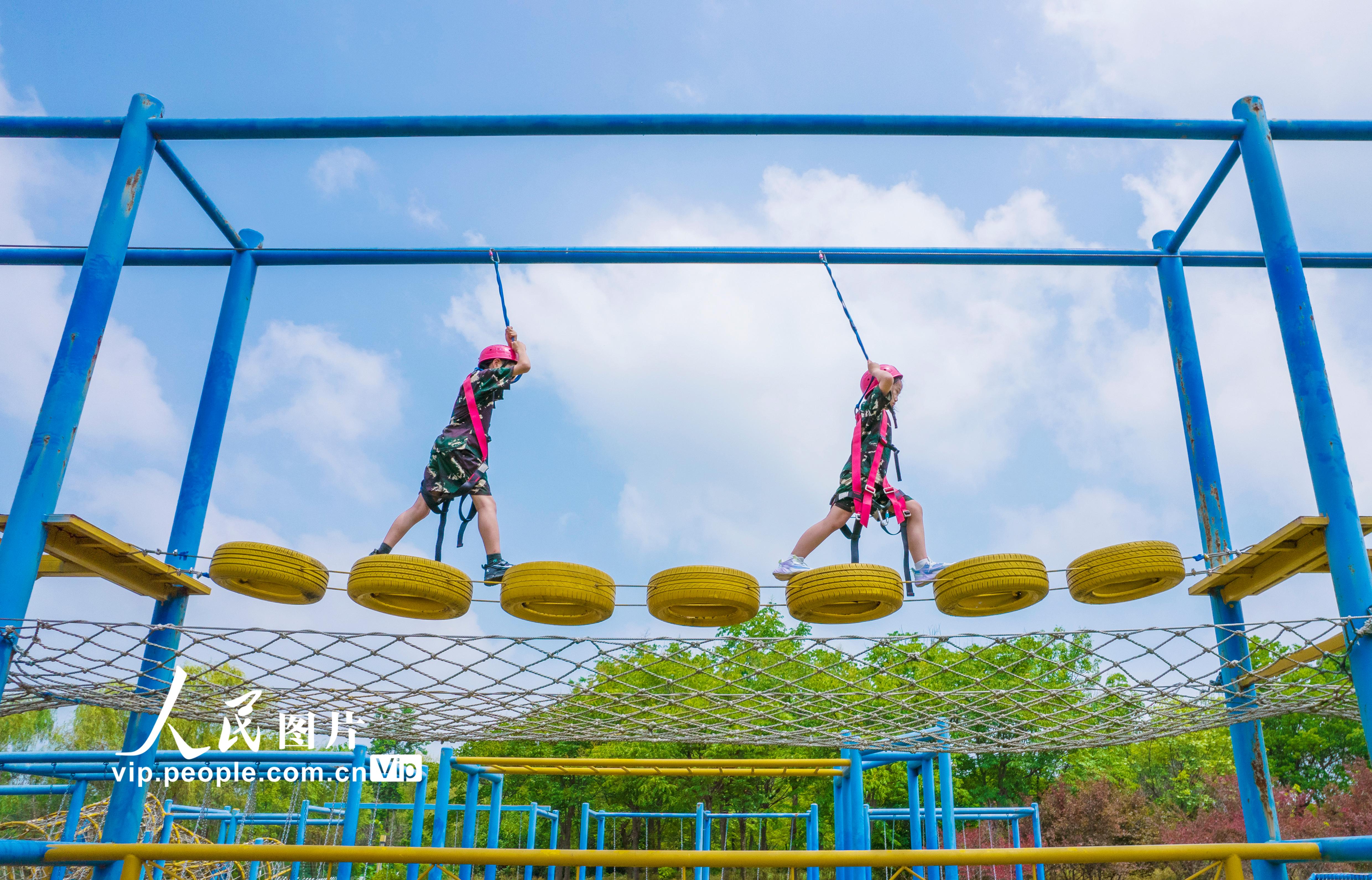 2022年7月18日，江苏省宿迁市宿豫区豫新街道锦华社区学生在一户外拓展基地体验中低空平衡拓展训练，乐享暑期。