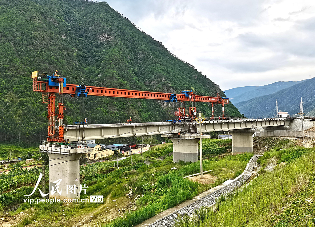 成昆铁路扩能改造工程冕山双线特大桥开始架梁