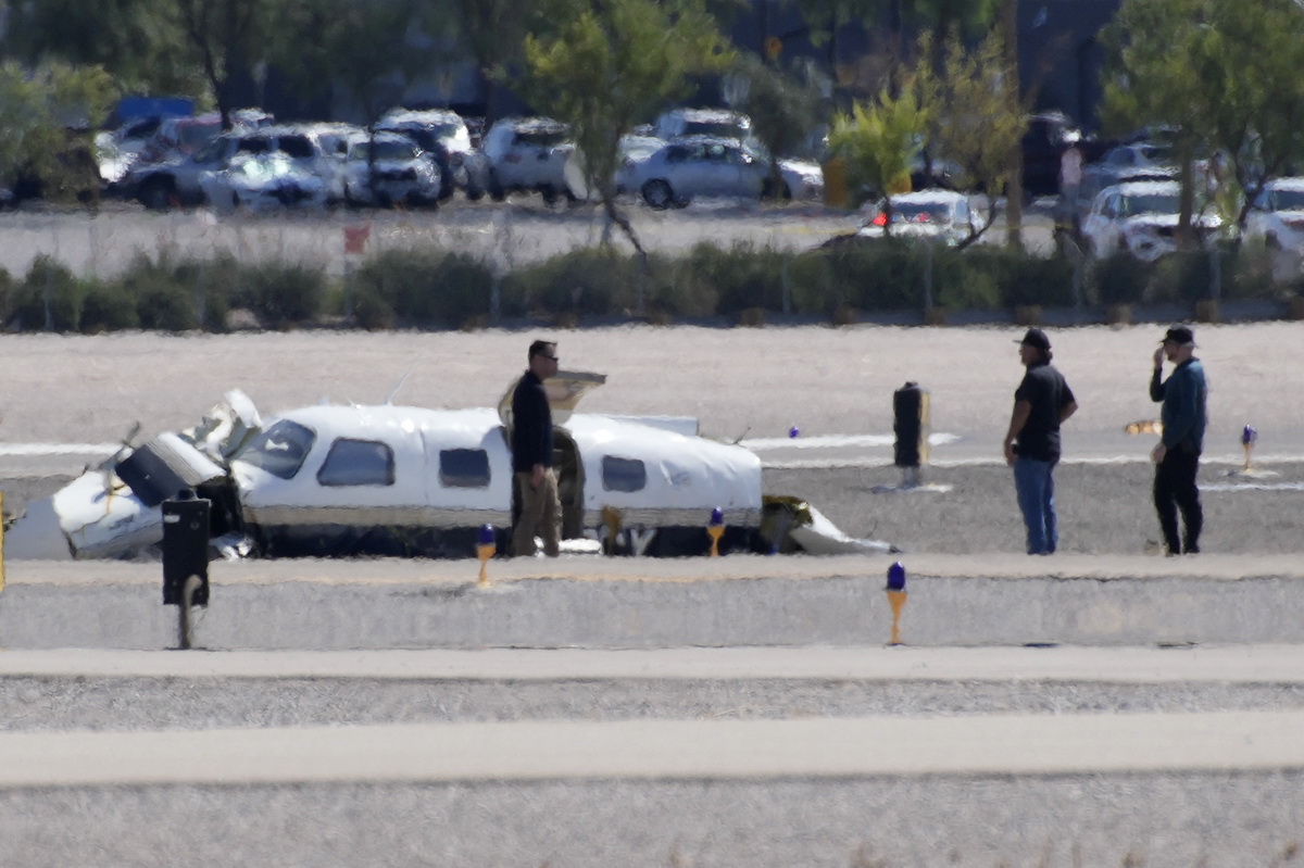 7月17日，工作人员在美国内华达州北拉斯维加斯市机场检查一架失事飞机的残骸。