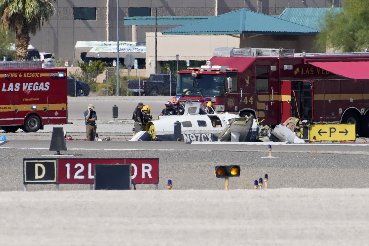 7月17日，工作人員在美國內華達州北拉斯維加斯市機場檢查一架失事飛機的殘骸。