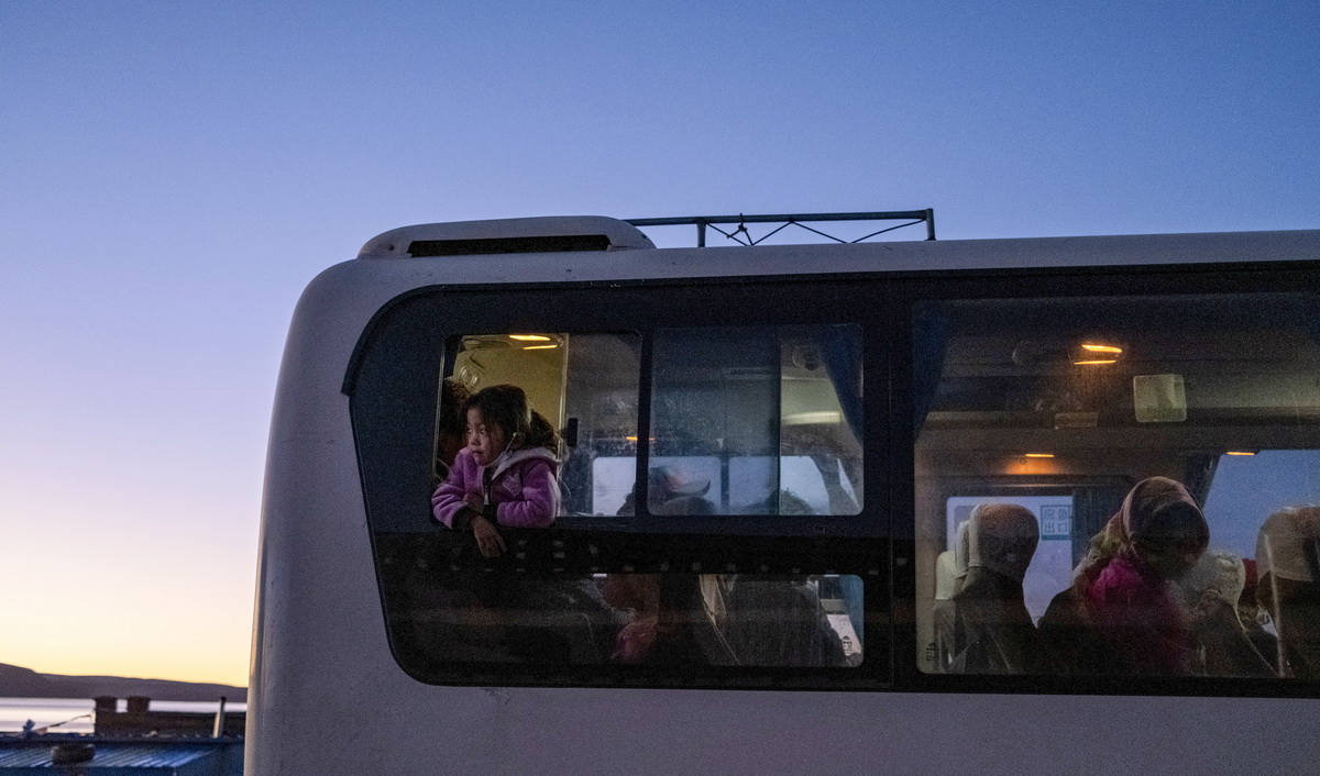 搬遷群眾搭乘大巴，准備前往森布日安置點（7月19日攝）。新華社記者 孫非 攝