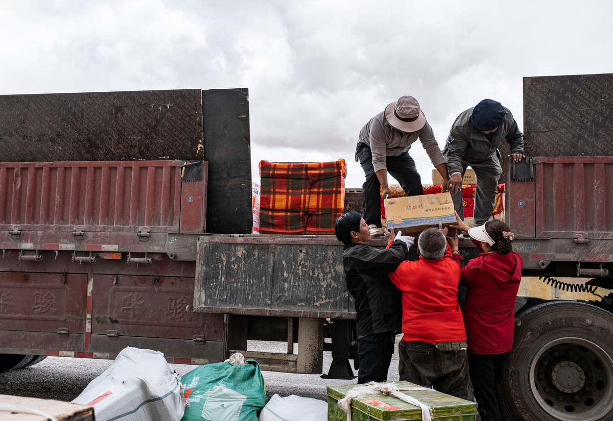 雙湖縣多瑪鄉果根擦曲村村民將行李搬上貨車（7月12日攝）。新華社記者 孫非 攝