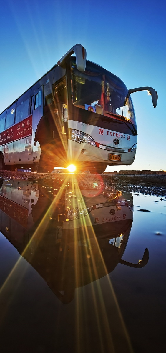 運送搬遷群眾的客車（7月19日攝，手機照片）。新華社記者 沈虹冰 攝
