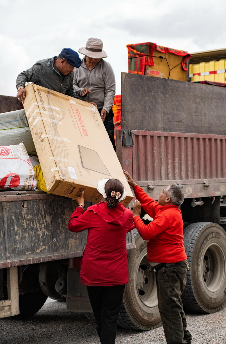 雙湖縣多瑪鄉果根擦曲村的村民將行李搬上貨車（7月12日攝）。新華社記者 周荻瀟 攝