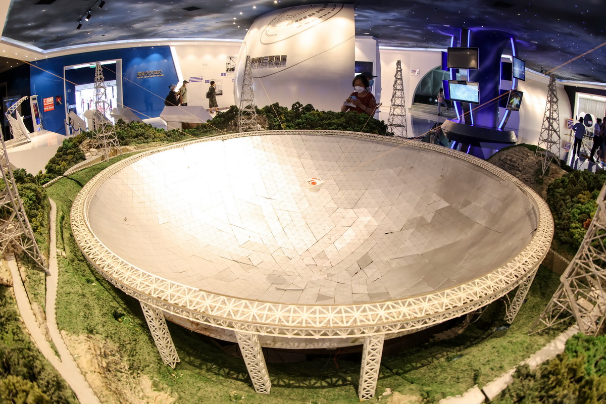 7月20日，參觀者在天文小鎮上的“天文體驗館”內觀看“中國天眼”模型。