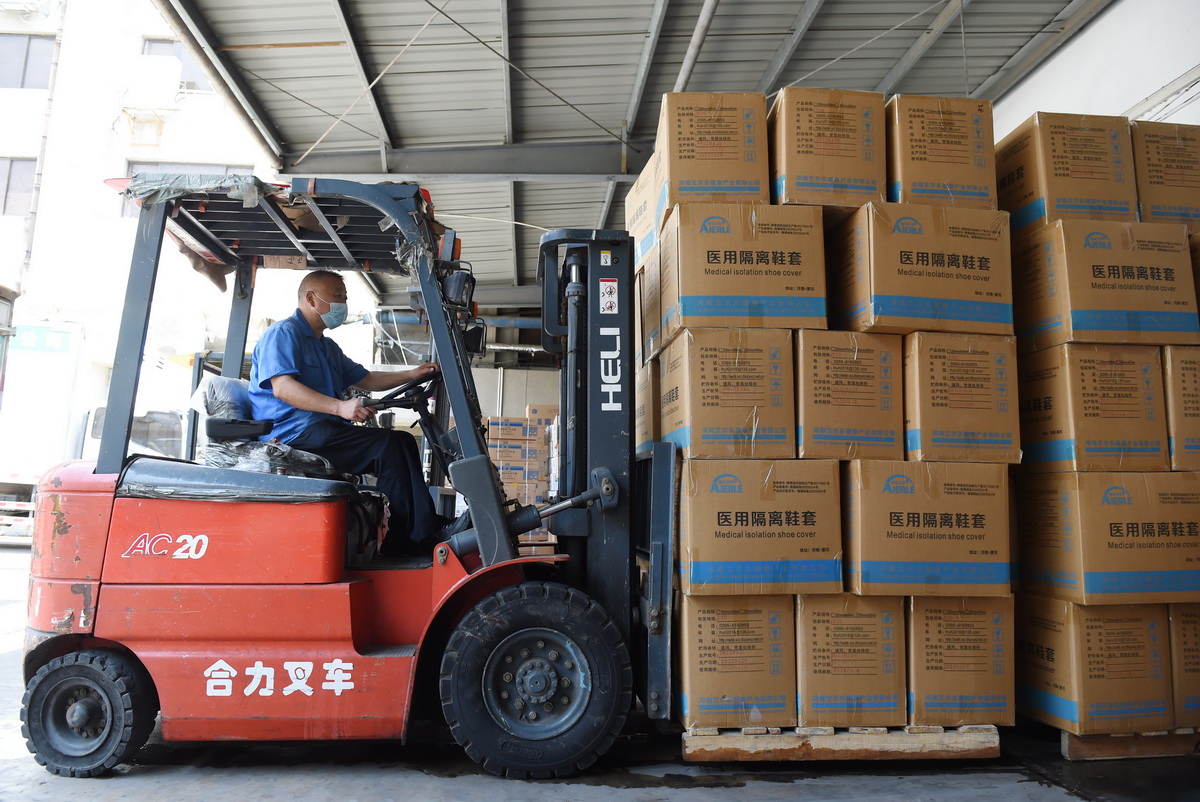7月19日，在蚌埠市一家医药企业，工作人员操作叉车搬运防疫物资，准备进行配送。