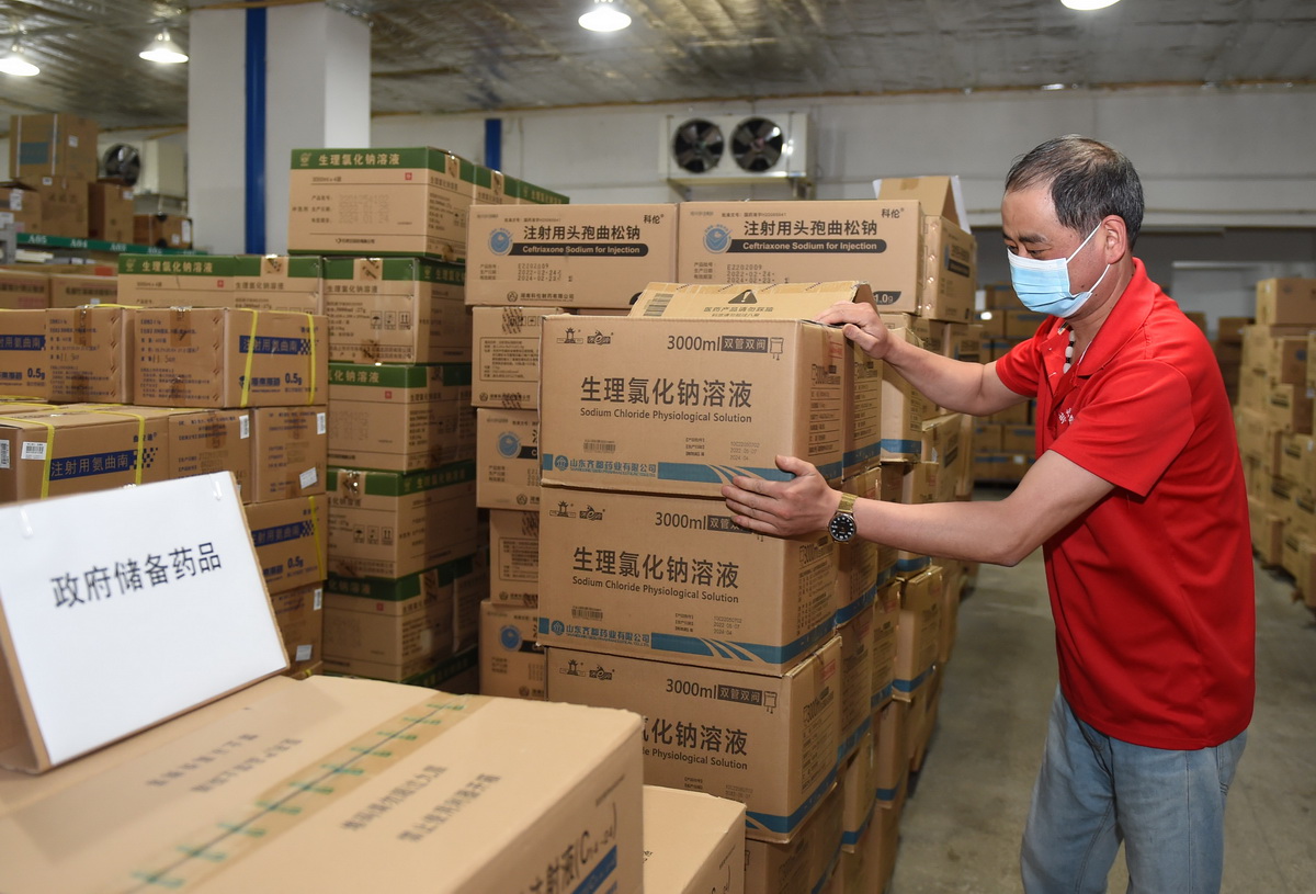 7月19日，在蚌埠市市级医药储备承储企业仓库，工作人员在整理政府储备药品。
