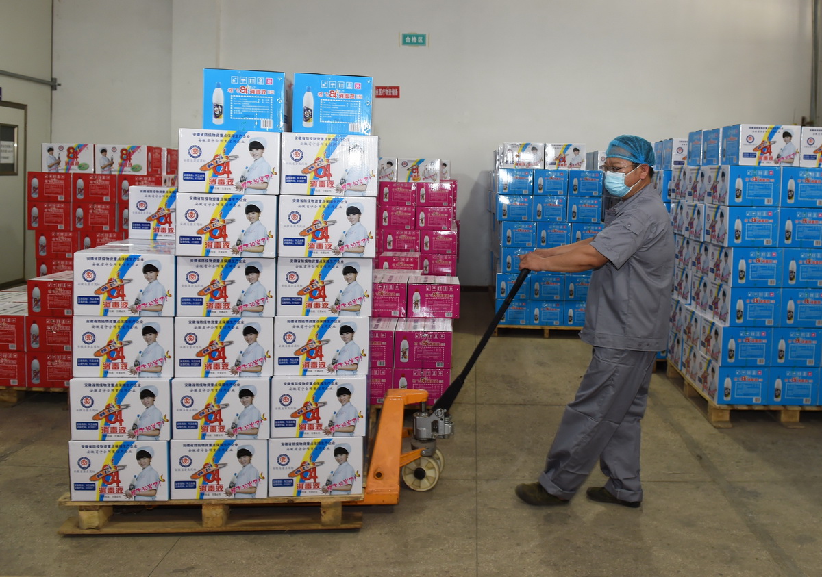 7月19日，在蚌埠市一家消毒药剂生产企业，工人将生产完成的消毒液装箱码放。