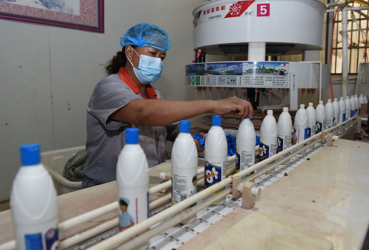 7月19日，在蚌埠市一家消毒药剂生产企业，工人在消毒液生产线上忙碌。