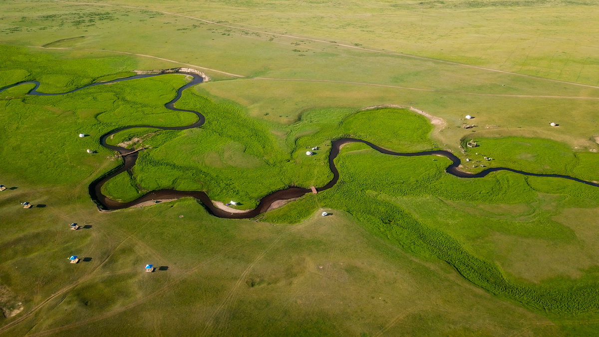 西烏珠穆沁旗巴拉嘎爾河畔的草原風光（7月19日攝，無人機照片）。