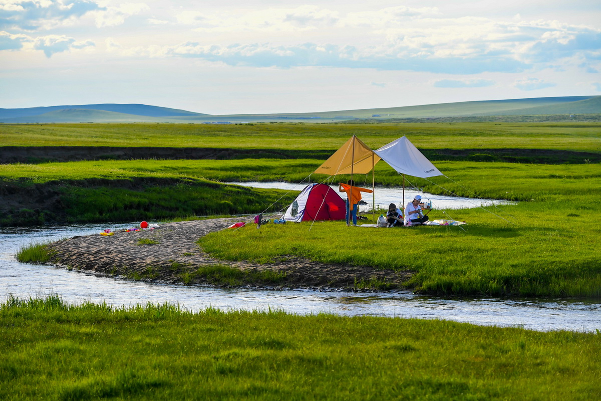 7月19日，游客在西乌珠穆沁旗巴拉嘎尔河畔露营。