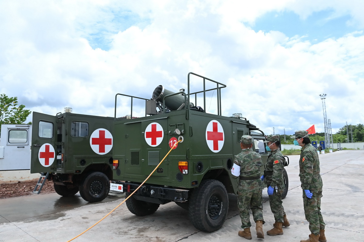 7月23日，在老挝万象省，中老“和平列车-2022”医疗队消杀防疫车对演训现场展开消杀防疫作业。