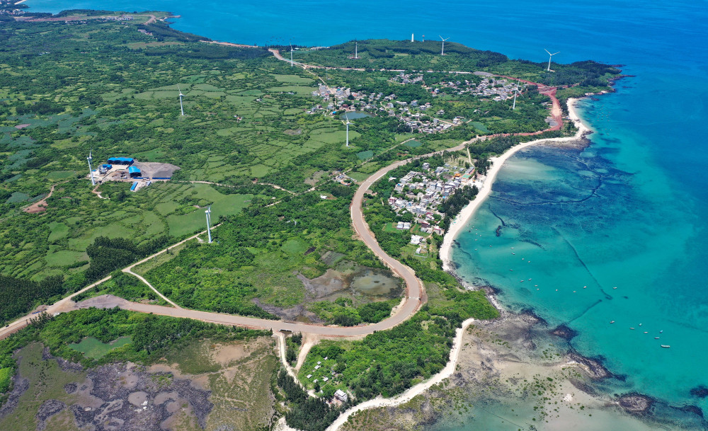 这是7月23日拍摄的海南环岛旅游公路儋州段施工现场（无人机照片）。