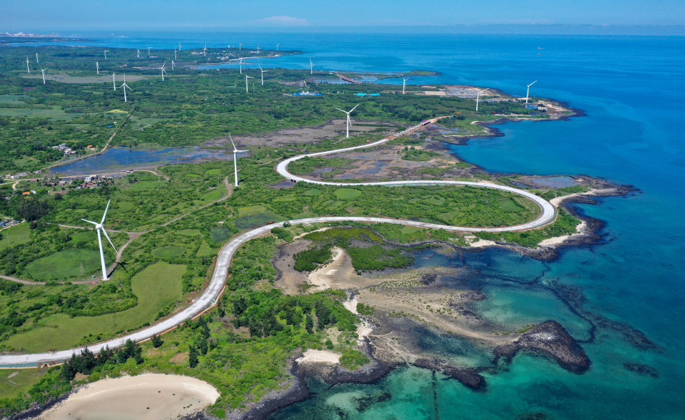 這是7月23日拍攝的海南環島旅游公路儋州段施工現場（無人機照片）。