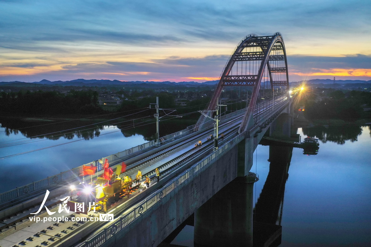 7月22日晚，中鐵十一局的建設者在常益長鐵路資水特大橋上進行無砟軌道鋪設作業。
