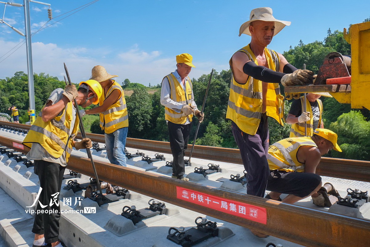 7月23日，隨著中鐵十一局施工人將最后一對500米長鋼軌緩緩的鋪設在線路左線的無砟軌道板上。