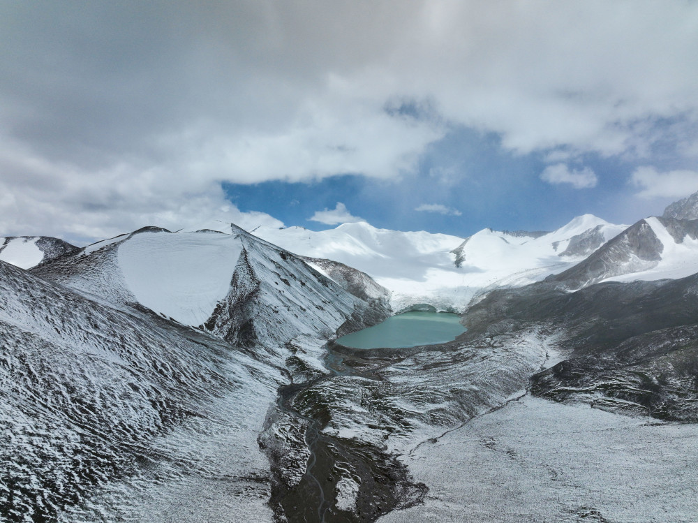 這是7月21日在長江源地區拍攝的冰川與湖泊（無人機照片）。新華社記者 張龍 攝