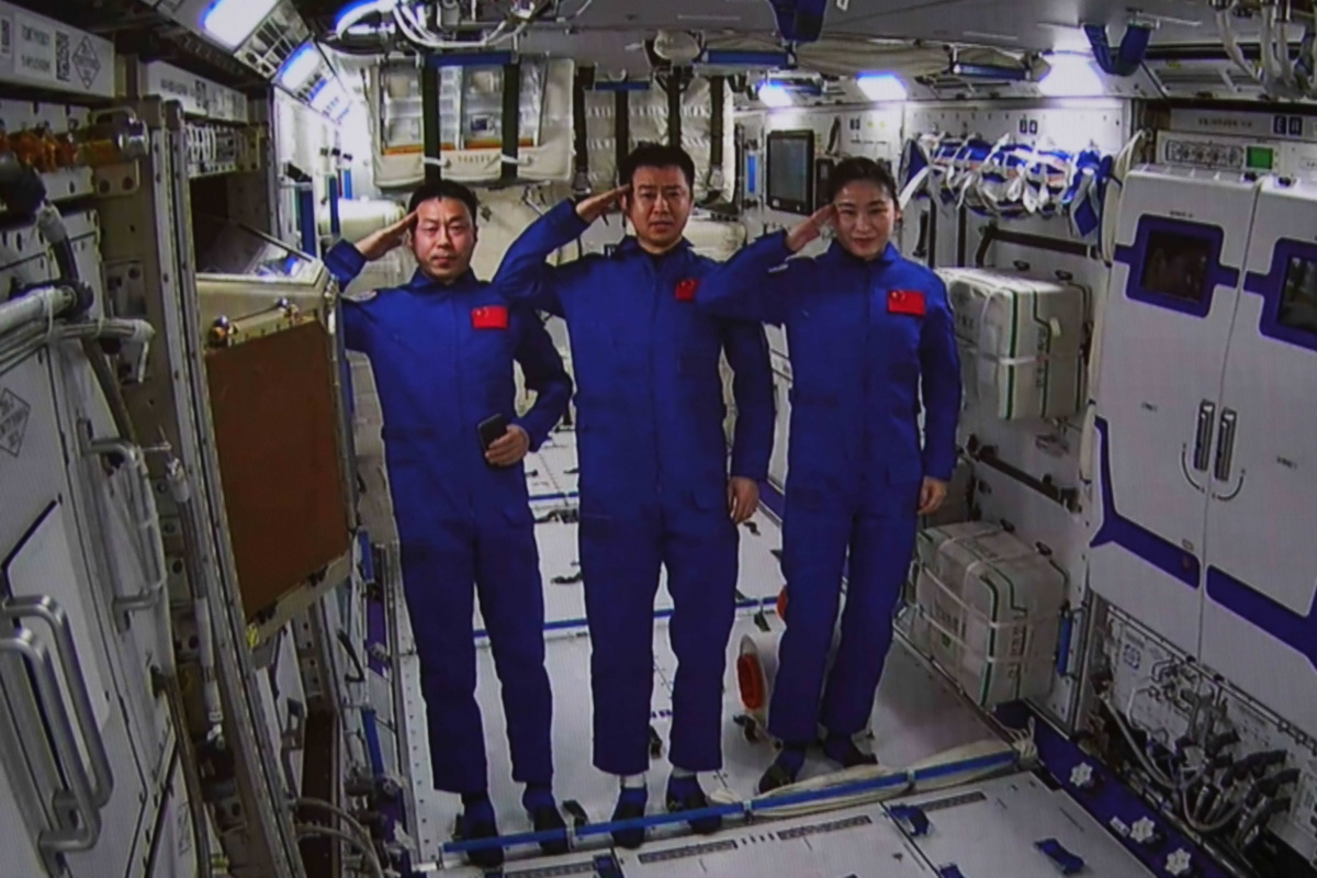 7月25日在北京航天飞行控制中心拍摄的神舟十四号航天员乘组进入问天实验舱。航天员陈冬（中）、刘洋（右）、蔡旭哲进入问天实验舱。