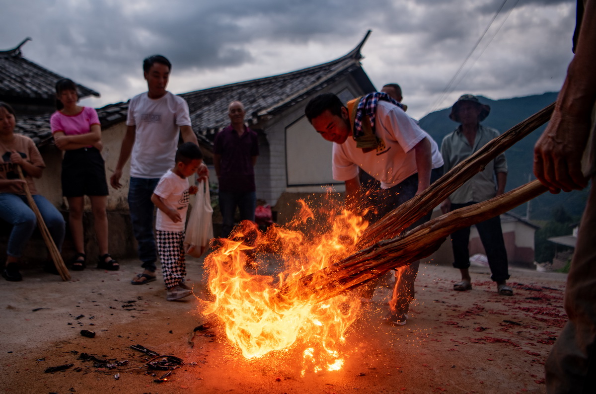 7月23日晚，云南省南涧彝族自治县太平村村民在欢度火把节。