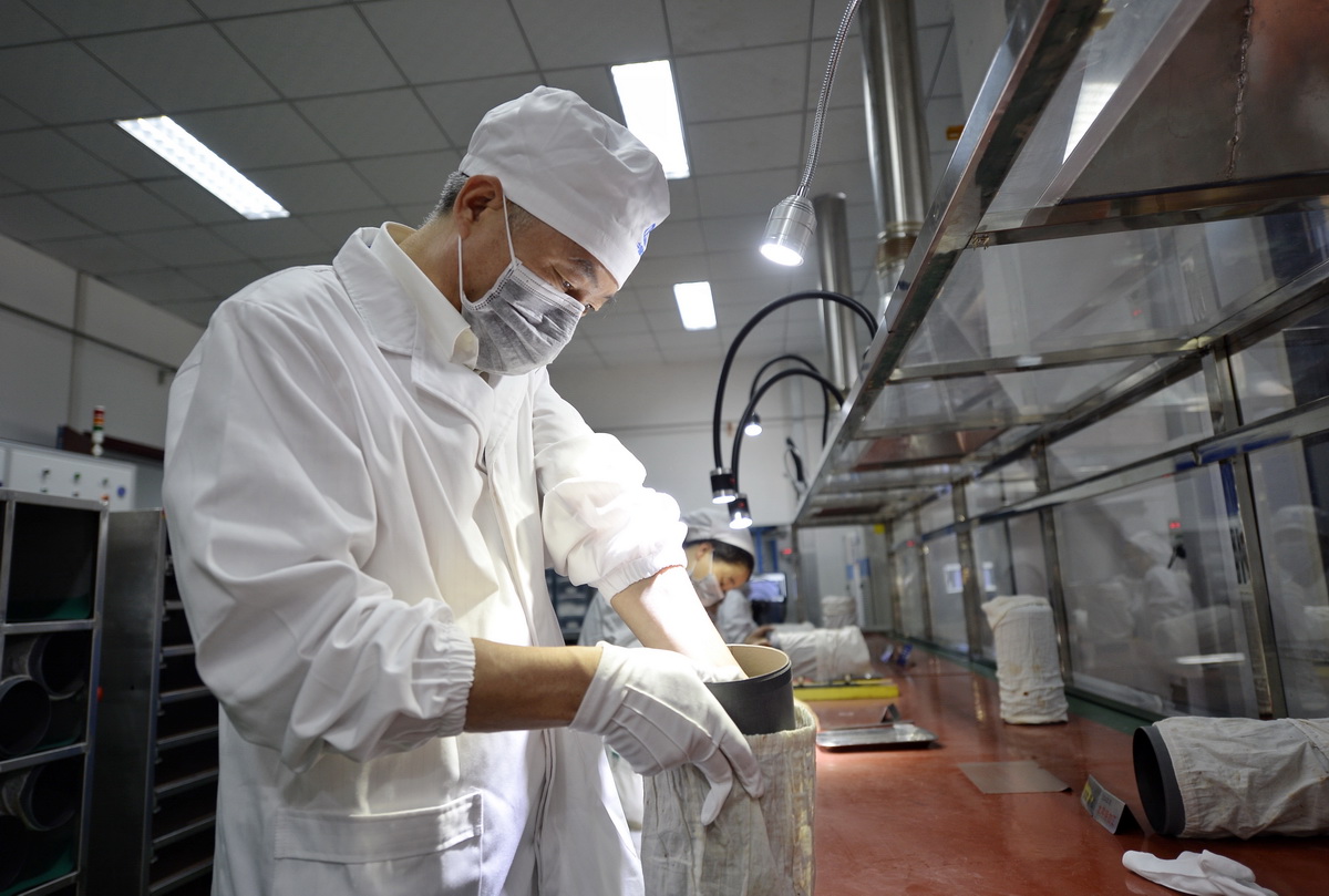 7月14日，杨尹渝在为某型号固体发动机内壁粘贴隔热胶皮。新华社记者 刘坤 摄